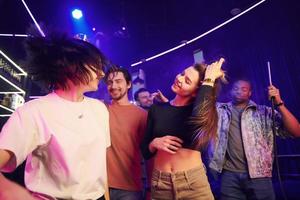 fare una festa. gruppo di amici nel night club insieme foto