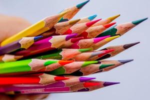 matite colorate isolati su sfondo bianco da vicino foto
