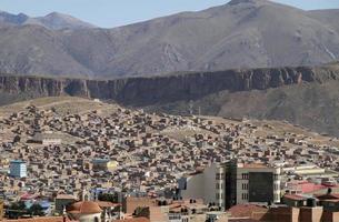 vista su potosi, bolivia, con le montagne sullo sfondo foto