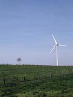 energia sostenibile - turbina eolica su un campo foto