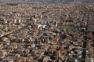 veduta aerea degli edifici rossi a el alto e la paz, bolivia foto