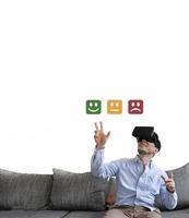 tecnologia e soddisfazione del cliente - uomo con occhiali per realtà virtuale che interagisce con l'interfaccia foto
