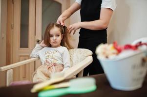 weekend di madre e figlia insieme a casa, mamma che fa l'acconciatura. foto