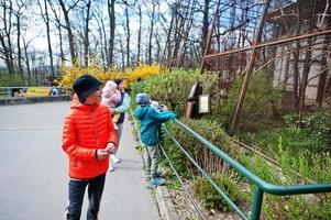 madre con quattro bambini allo zoo degli uccelli. foto