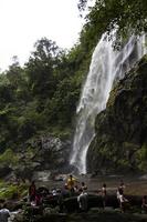 persone con cascata alta. foto