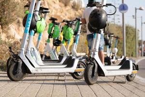 tel aviv yafo, israele-22 maggio 2022. noleggio scooter elettrici in piedi sulla strada vicino a una spiaggia foto