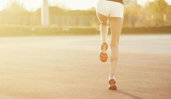 corridore di giovane donna in scarpe da ginnastica foto