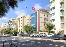 tel aviv yafo, israele, 1 giugno 2022. orgoglio bandiera arcobaleno lgbt su un edificio in tel aviv street foto