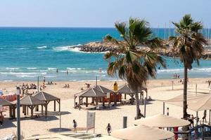 tel aviv yafo, israele, 22 maggio 2022. vista della spiaggia di tel aviv in una calda giornata di sole foto