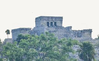 antiche rovine di tulum sito maya tempio piramidi manufatti vista sul mare messico. foto