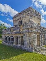 antiche rovine di tulum sito maya tempio piramidi manufatti vista sul mare messico. foto