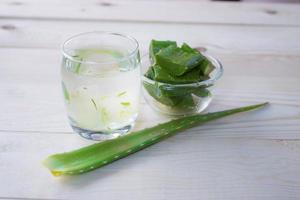 aloe vera da bere su tavola di legno foto