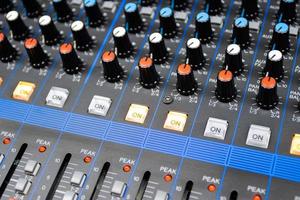 pulsanti di controllo audio controllo del suono sistema hi-fi l'apparecchiatura audio, pannello di controllo del mixer da studio digitale foto