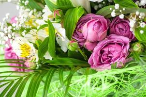 un primo piano di bellissime rose di peonia, alstroemerie ed erba decorativa in un bouquet foto