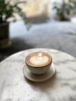 tazza di caffè calda sul tavolo foto