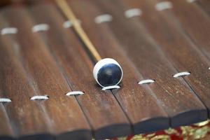 primo piano del vecchio strumento musicale tailandese xilofono in legno classico vintage foto