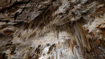 le bellissime stalattiti e stalagmiti create dall'acqua nella roccia le grotte di borgio verezzi in liguria foto