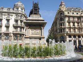 granada, andalucia, spagna, 2014. monumento a ferdinand e isabella, plaza isabel la catolica, granada, spagna il 7 maggio 2014. persone non identificate. foto