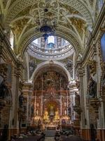 granada, andalucia, spagna, 2014. la basilica di nuestra senora de las angustias, patrona di granada a granada spagna il 7 maggio 2014. persone non identificate. foto