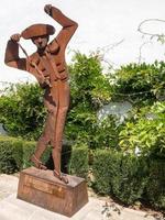 ronda, andalucia, spagna, 2014. monumento di un banderillero davanti all'arena plaza de toros di ronda andalucia spagna l'8 maggio 2014 foto