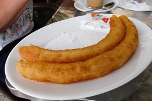 benalmadena, andalucia, spagna, 2014. churros in procinto di essere mangiato a benalmadena spagna il 9 maggio 2014. persona non identificata. foto