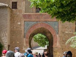 granada, andalucia, spagna, 2014. arco d'ingresso al palazzo dell'alhambra a granada andalucia spagna il 7 maggio 2014 foto