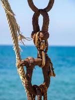 cabo pino, andalucia, spagna, 2014. catena arrugginita e corda sfilacciata a cabo pino spagna il 6 maggio 2014 foto