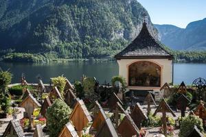 hallstatt, austria, 2017. cimitero ben tenuto presso la chiesa del pellegrinaggio di maria hilf a hallstatt foto