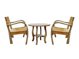 set di sedia e tavolo in legno su sfondo bianco. foto