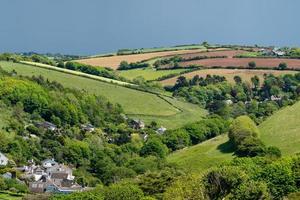 vista dal sentiero costiero sud-ovest vicino a thurlestone verso il villaggio di Buckland a Devon foto