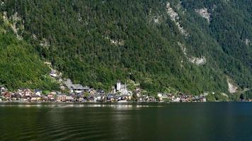 hallstatt, austria, 2017. vista di hallstatt dal lago hallstatt foto