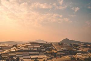 incredibile paesaggio al tramonto nella valle agricola della serra nella città di da lat. la luce della serra per far crescere i fiori in da lat. concetto di viaggio e paesaggio foto