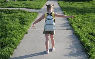 piccola ragazza carina va a scuola. foto