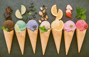 collezione di coni gelato piatti su sfondo di pietra scura. foto