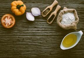 gli ingredienti per la pizza fatta in casa su fondo di legno squallido. foto