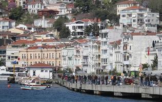 edifici nel lato dello stretto del bosforo di istanbul, turchia foto