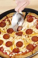 Pizza ai peperoni su un vassoio foto