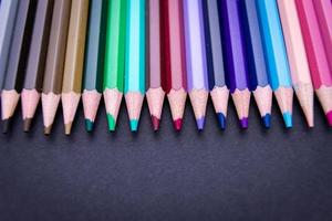 matita colorata impostata su sfondo nero foto