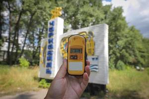 cartello di benvenuto di chernobyl nella zona di esclusione di chernobyl, ucraina foto