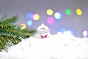 simpatico pupazzo di neve commestibile sulla neve foto
