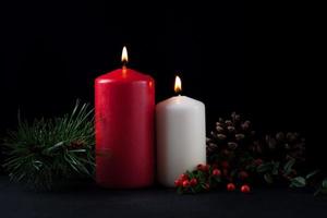 candele natalizie con decorazioni sempreverdi