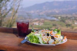 insalata di verdure con succo di frutta per gli amanti della salute pronta da mangiare foto