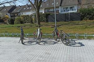 parcheggio per biciclette in un parco locale foto