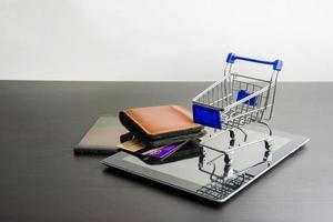 tablet con carrello su legno, significa fare shopping online foto