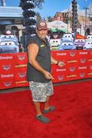 anaheim, 13 giugno - larry the cable guy, alias dan whitney, arriva all'inaugurazione della terra delle automobili all'avventura in california il 13 giugno 2012 ad anaheim, ca foto