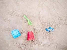 giocattoli per bambini sulla spiaggia di sabbia foto