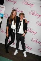 los angeles, 19 gennaio - jazmin feldman, cody simpson arriva alla festa del quattordicesimo compleanno di cody simpson al pacific park al molo di santa monica il 19 gennaio 2011 a santa monica, ca foto