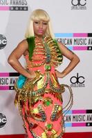 los angeles nov 21 - nicki minaj arriva al 2010 american music awards al nokia theater il 21 novembre 2010 a los angeles, ca foto