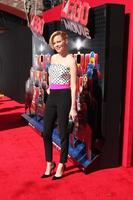 los angeles, 1 febbraio - elizabeth banks alla premiere del film lego al teatro del villaggio il 1 febbraio 2014 a westwood, ca foto