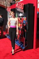 los angeles, 1 febbraio - elizabeth banks alla premiere del film lego al teatro del villaggio il 1 febbraio 2014 a westwood, ca foto